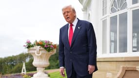 Le président américain Donald Trump se prépare à accueillir le Premier ministre britannique Keir Starmer et son épouse Victoria Starmer au club de golf Trump Turnberry le 28 juillet 2025 à Turnberry, en Écosse.