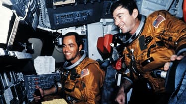 Les astronautes John Young (à droite) et Robert Crippen (à gauche), dans le cockpit de la navette Columbia, avant son premier vol le 12 avril 1981.