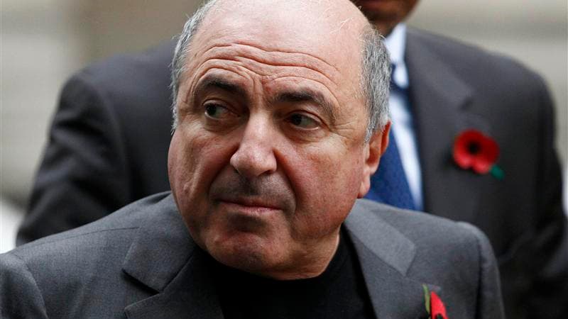 Boris Berezovski, homme d'affaires russe autrefois proche du Kremlin qui est devenu l'un des plus fervents détracteurs de Vladimir Poutine, a été retrouvé mort samedi à son domicile londonien. /Photo prise le 3 novembre 2011/REUTERS/Andrew Winning