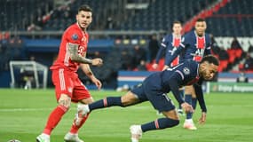 Lucas Hernandez face à Neymar lors de PSG-Bayern (0-1) en quart de finale de la Ligue des champions, le 13 avril 2021