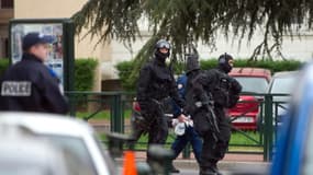 Des policiers du RAID en intervention le 2 mai 2012  au Plessis-Robinson