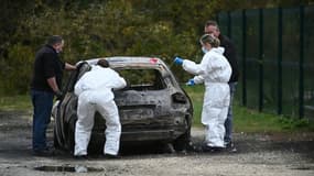 La police scientifique inspecte la voiture utilisée par un conducteur soupçonné d'avoir blessé plusieurs personnes à Saint-Pierre-d’Oléron, en Charente-Maritime, le 5 novembre 2025