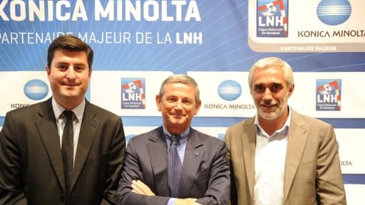 Daniel Mathieu, le directeur marketing de Konica Minolta, entouré de Florent Marty, directeur de la stratégie de l'agence sportive (à gauche) et Philippe Bernat-Salles, président de la LNH (à droite).