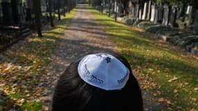 Un jeune garçon de confession juive, dans un cimetière.