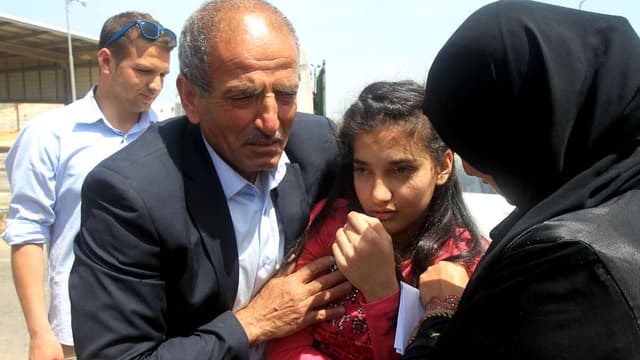 Dima al-Wawi, la plus jeune Palestinienne détenue par Israël, dans les bras de ses parents après sa libération, le 24 avril 2016.