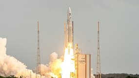 La fusée Ariane 5 transportant la sonde spatiale européenne Juice décolle depuis Kourou, en Guyane, le 14 avril 2023