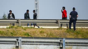 Des migrants ont installé un barrage sur l'A16 à Calais, dans la nuit de dimanche à lundi. (Photo d'illustration)