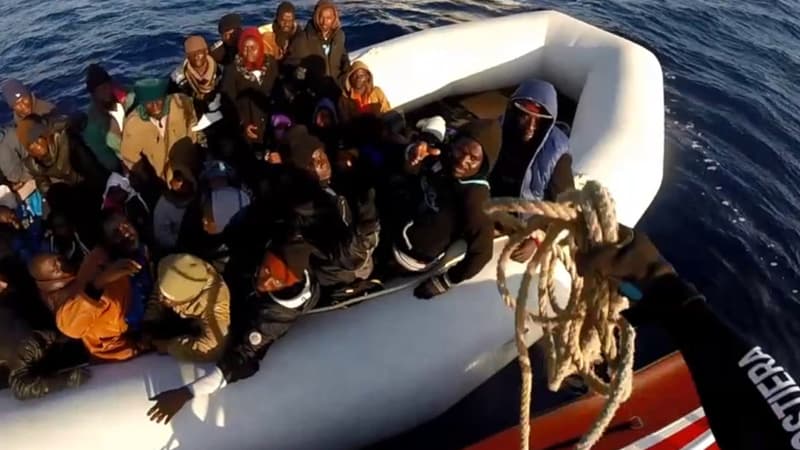 Des migrants africains dans l'attente d'être secourus par les garde-côtes italiens le 15 avril 2015.