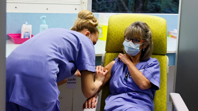 Une soignante en train de se faire vacciner contre le Covid-19 à Melun le 8 février.