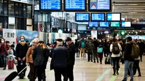 Des passagers gare Montparnasse à Paris le 3 avril 2021.