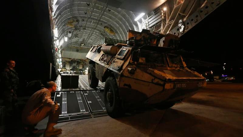 Véhicule de transport de troupes arrivant à Bamako, au Mali. La France a procédé à de nouvelles frappes aériennes contre les rebelles islamistes au Mali et elle va poursuivre le renforcement de son dispositif sur place jusqu'au déploiement de la force afr