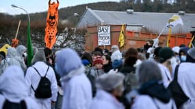 Des manifestants se rassemblent devant l'usine BASF à Saint-Aubin-lès-Elbeuf pour dénoncer le rejet de polluants éternels