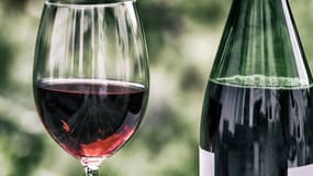 Un verre et une bouteille de vin (photo d'illustration).