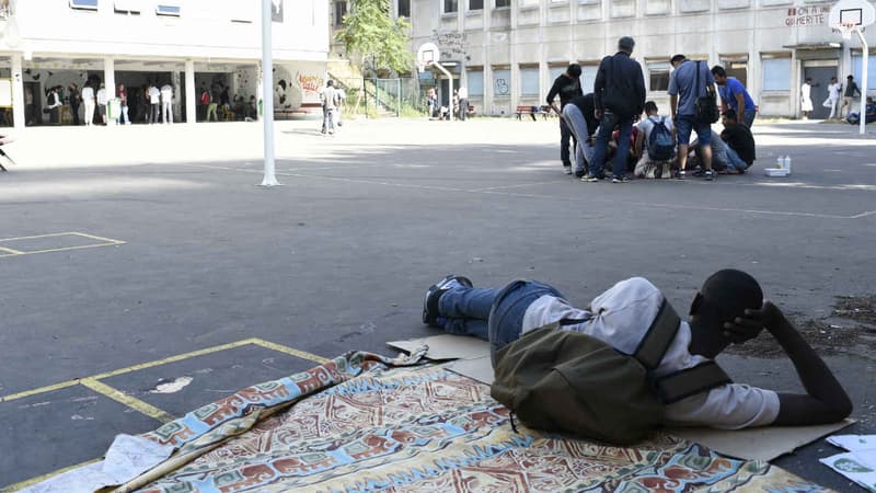 Des migrants réfugiés dans le lycée Guillaume Bude du XIXème arrondissement de Paris. L'Île-de-France annonce une aide de 5,5 millions d'euros pour porter assistance aux réfugiés.