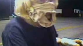 Une femme, qui portait des sous-vêtements masculins en guise de masque, a dérobé mardi de l'argent dans la caisse d'un McDonald d'Oklahoma avant de s'évanouir dans la nature. /Image vidéo tournée le 20 juillet 2010/Police de Midwest City/HO