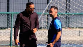 Medhi Benatia et Roberto De Zerbi en discussion pendant un entraînement de l'OM, le 16 juillet 2025