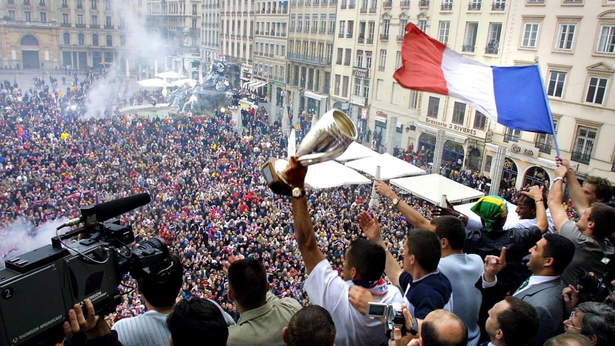 Sonny Anderson (trophée en main) et ses coéquipiers célèbrent la victoire en Coupe de la Ligue 2001 avec les supporters lyonnais depuis le balcon de l'Hôtel de Ville