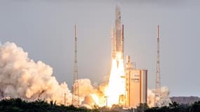 Décollage de la fusée Ariane 5 emportant le télescope spatiale James Webb (JWST) depuis le Centre spatial de Kourou, en Guyane, le 25 décembre 2021.