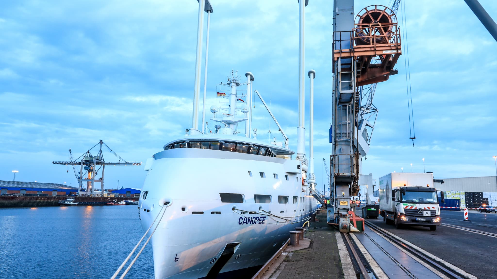 Le cargo à voiles Canopée à quai dans le port de Brême