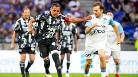 Sonny Anderson au duel avec Gaizka Mendieta, à Lyon le 10 mai 2022