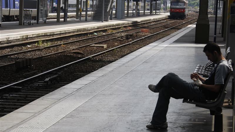 Le trafic ferroviaire sera "perturbé" en France à partir de mercredi soir en raison d'un mouvement de grève à l'appel des quatre principaux syndicats de la SNCF qui s'inquiètent des répercussions de la restructuration de l'entreprise publique sur l'emploi