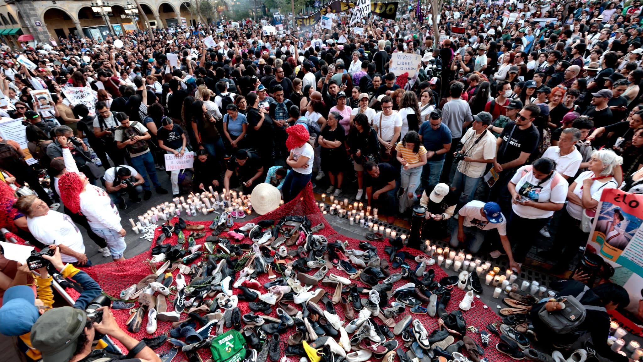Des chaussures placées en mémoire à des personnes mortes au Ranch Izaguirre, soupçonné d'être un terrain d'entraînement pour les cartels de la drogue, lors d'une veillée, à Guadalajara, au Mexique, le 16 mars 2025