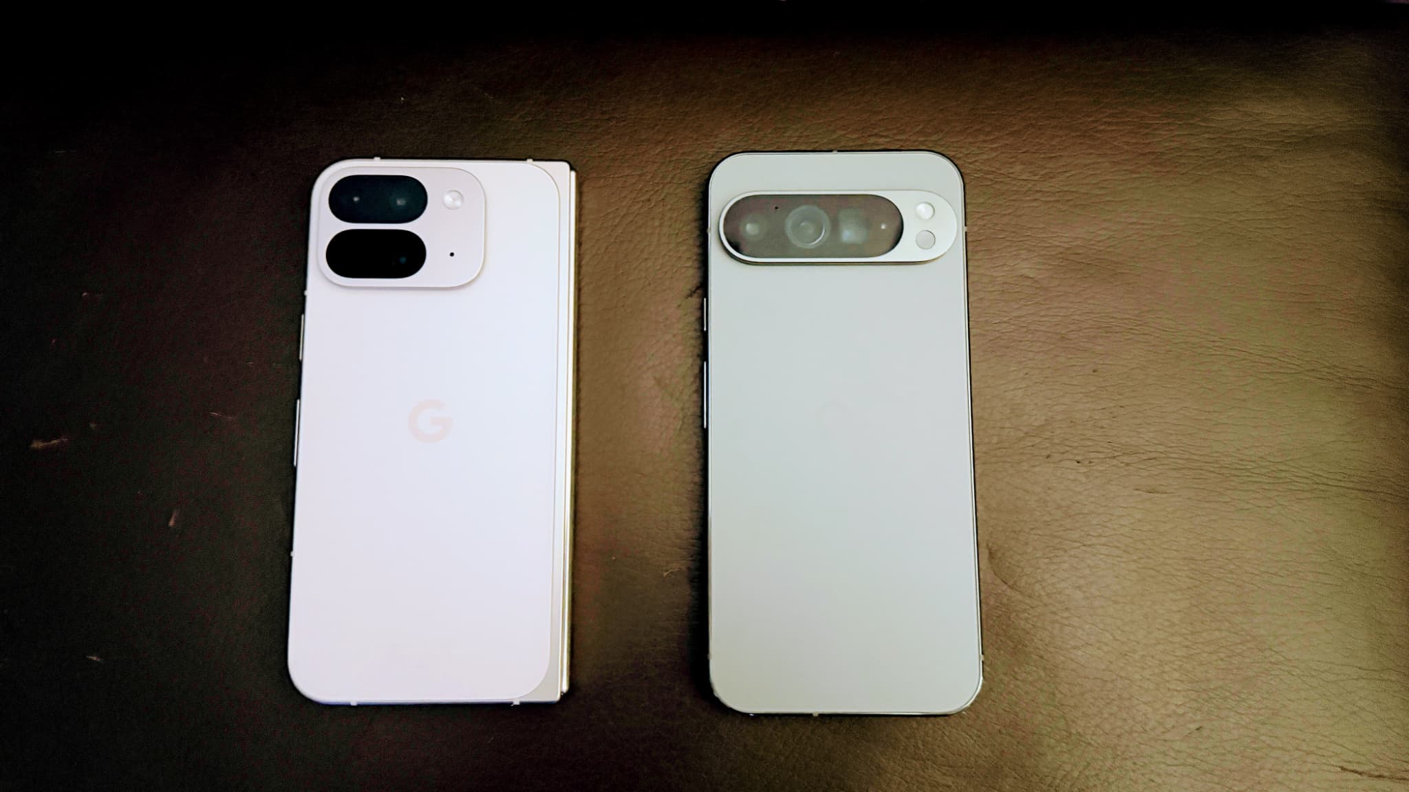 A gauche, le Google Pixel 9 Pro Fold - A droite, le Google Pixel 9 Pro