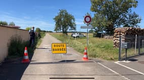 La piste cyclable près de la RD149 barrée après le crash d'un avion de tourisme à Eschbach (Bas-Rhin) dimanche 11 août 2024.