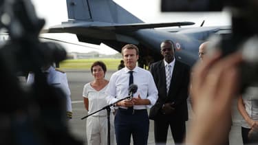 Emmanuel Macron et la ministre des Outre-mer Annick Girardin, le 12 septembre 2017 à Pointe-à-Pitre (Guadeloupe).