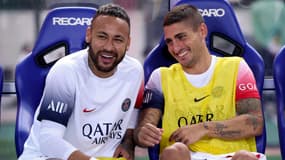Neymar et Marco Verratti sur le banc du PSG, dans le cadre de la tournée de préparation, 28 juillet 2023