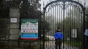 Des gendarmes sont postés à l'entrée du parc de la Corbie à Dammartin-en-Goële, en Seine-et-Marne, le 22 avril 2023 