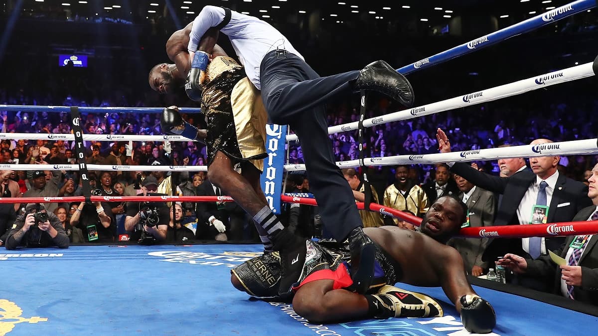 L'arbitre s'interpose devant Deontay Wilder après son terrifiant KO sur Bermane Stiverne en 2017