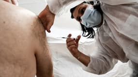 Un membre du personnel médical vacciné contre le Covid-19 à Sarcelles, en banlieue parisienne, le 10 janvier 2021 