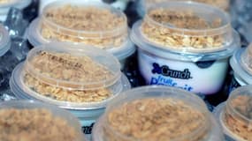 La marque YoCrunch vend des yaourts avec "toppings", des garnitures sucrées ou croustillantes.