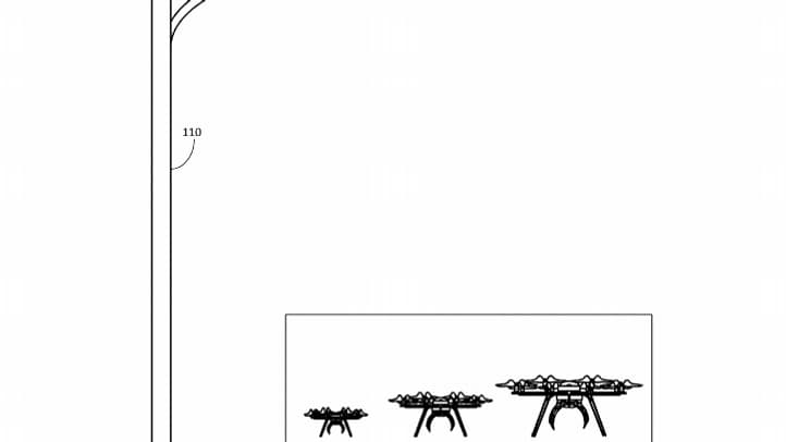 Une station de drone en haut d'un lampadaire.