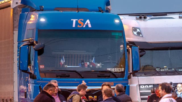 Des camions à Loon Plage lors de l'opération escargot dans le Nord pour demander le démantèlement de la "jungle" de Calais ce lundi.