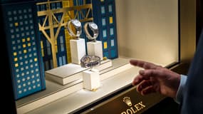 Des montres de la marque Rolex présentées dans une vitrine lors du salon de l'horlogerie "Watches and Wonders" à Genève (Suisse), le 1er avril 2025.