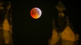 Une éclipse totale de Lune observée à Tours (Indre-et-Loire), le 21 janvier 2019.