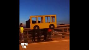 Russie: ils se déguisent au autobus pour traverser un pont