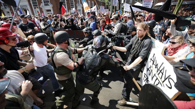 Des néo-nazis et des membres de "l'alt-right" affrontent des contre-manifestants, samedi 12 août à Charlottesville, en Virginie