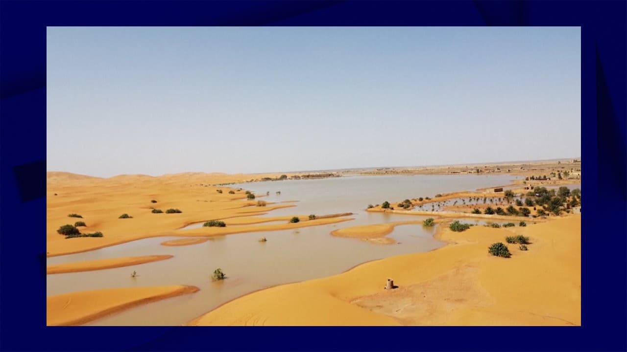 Une vue des étendues d'eau causées par les fortes pluies entre les dunes de sable dans la ville désertique de Merzouga, près de Rachidia, dans le sud-est du Maroc, mercredi 2 octobre 2024. 