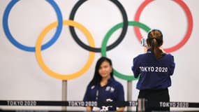 Le personnel à l'aéroport international de Tokyo, le 15 juillet 2021 mobilisés pour l'accueil des délégations pour les JO 