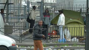 Des migrants, évacués mardi du camp parisien de La Chapelle, à Paris.