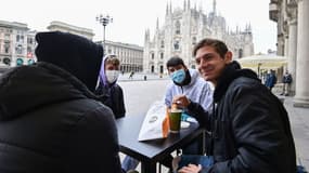 A la terrasse d'un café près de la cathédrale de Milan en Italie, le 26 avril 2021 (photo d'illustration)