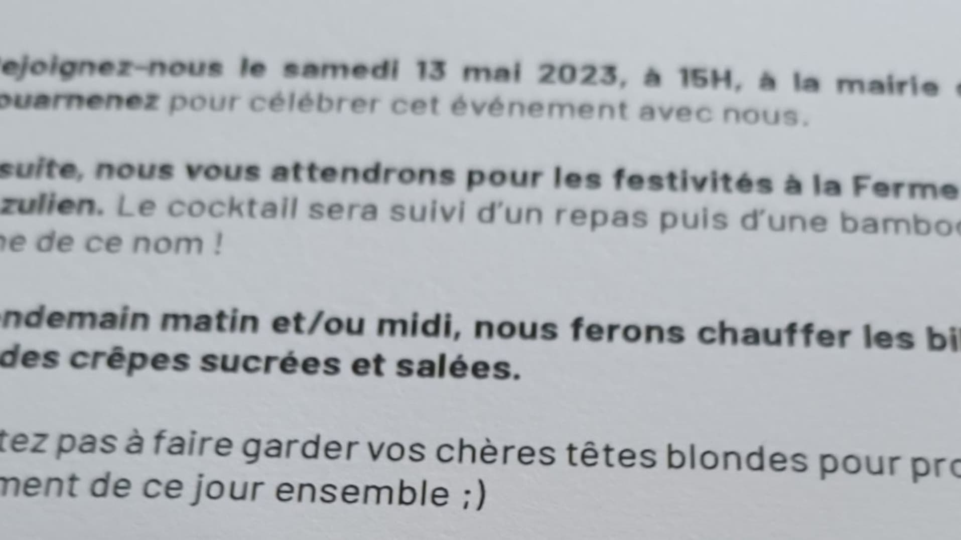 Une invitation à un mariage reçue par Samuel et Camille, sur lequel il est recommandé de ne pas amener ses enfants.