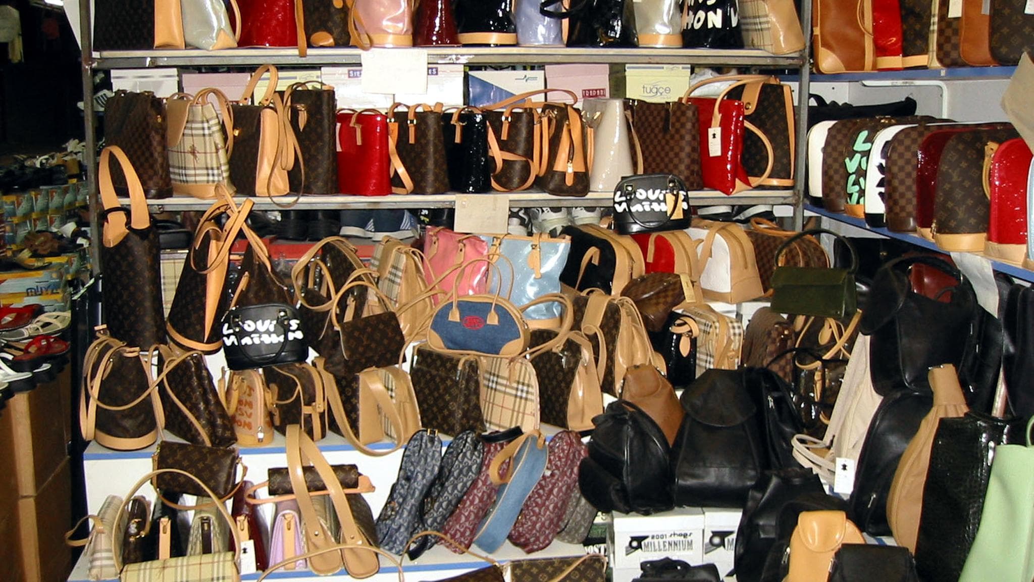 Des articles de maroquinerie contrefaits exposés dans un magasin d'Antalya (image d'illustration)
