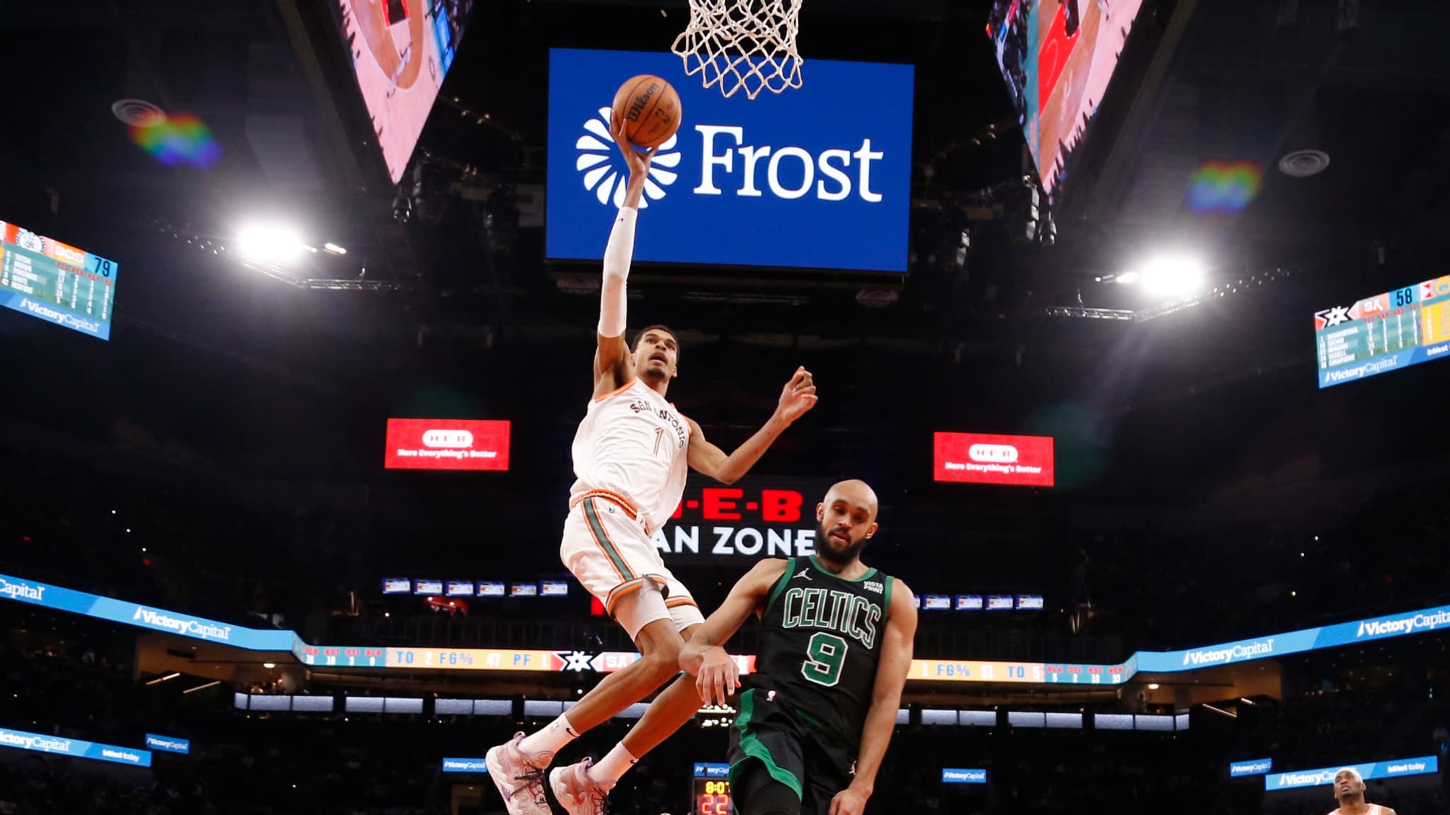 Le dunk de Victor Wembanyama sur la tête de Derrick White, le 31/12/2024