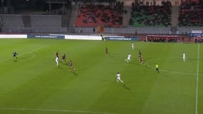 Le lob d'Andy Carroll lors d'Annecy-Amiens en Ligue 2, le 21 octobre 2023