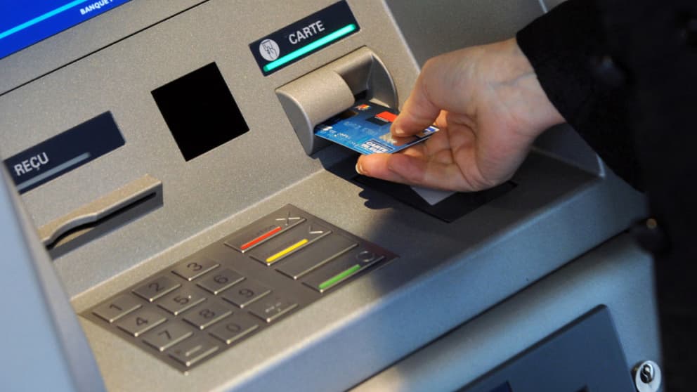 PRÈS DE 4 FRANÇAIS SUR 10 AFFIRMENT AVOIR DES DÉCOUVERTS BANCAIRES, POUR UN MONTANT MOYEN EN NETTE HAUSSE SUR UN AN