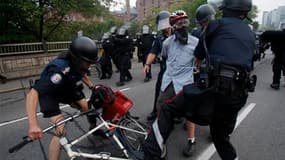 La police canadienne a arrêté plus de 400 personnes samedi à la suite d'une manifestation d'altermondialistes en marge du sommet du G20 dans le centre de Toronto et redoute de nouveaux troubles ce dimanche. /Photo prise le 26 juin 2010/REUTERS/Chris Rouss